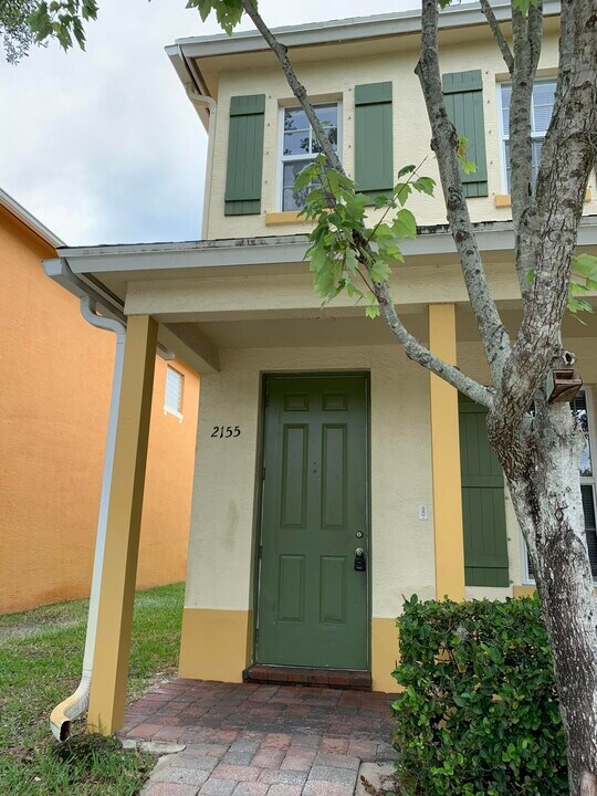2155 SE Bell Isle Dr in Port St. Lucie, FL - Foto de edificio