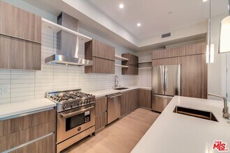 723 Huntley Dr in West Hollywood, CA - Building Photo - Building Photo