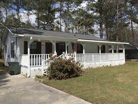 201 Becky St in Hinesville, GA - Building Photo