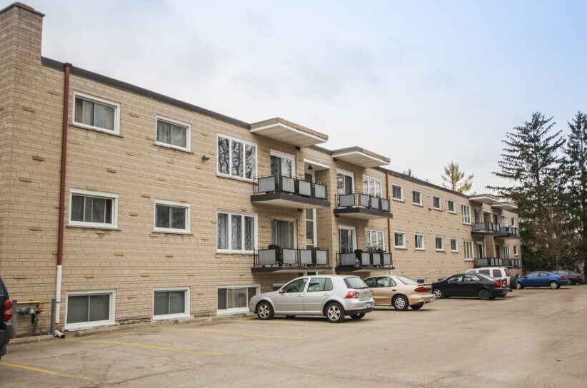 Erb Court Apartments in Waterloo, ON - Building Photo