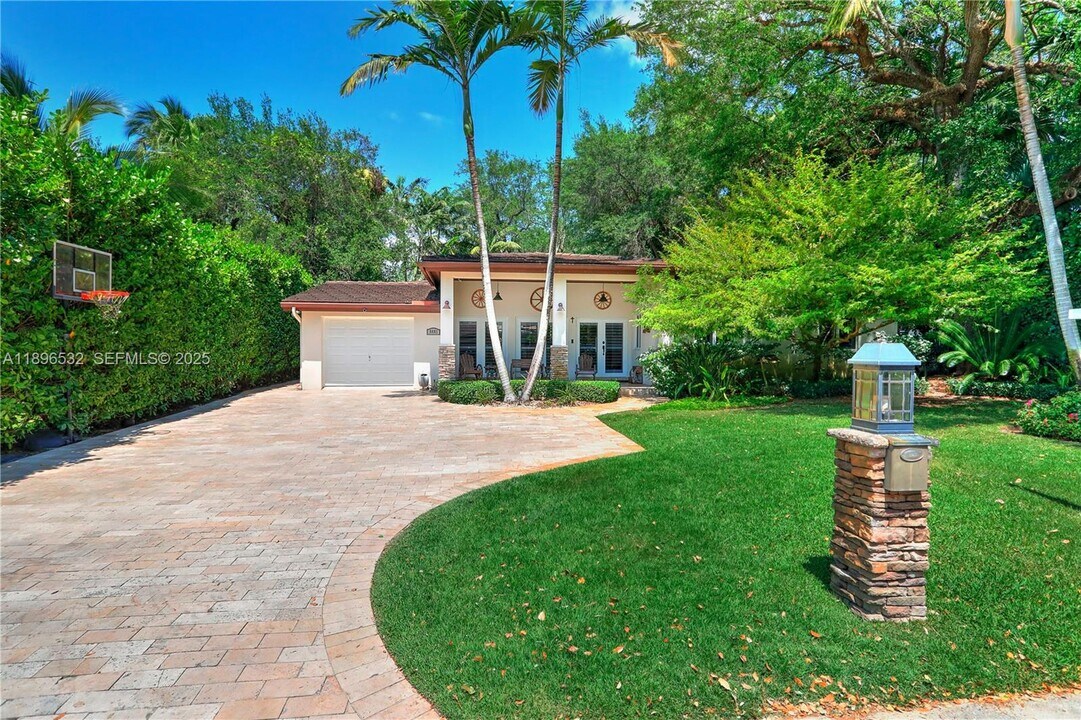 6461 SW 74th St in South Miami, FL - Building Photo