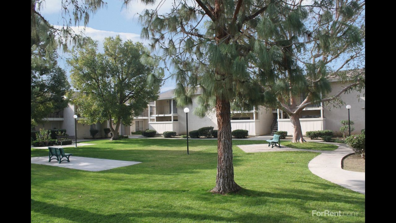 Stockdale Garden Villas in Bakersfield, CA - Building Photo