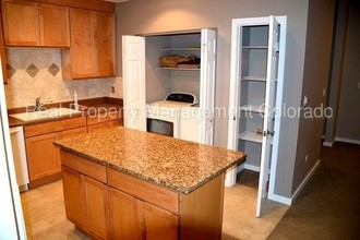 4875 S Monaco St-Unit -406 in Denver, CO - Foto de edificio - Building Photo