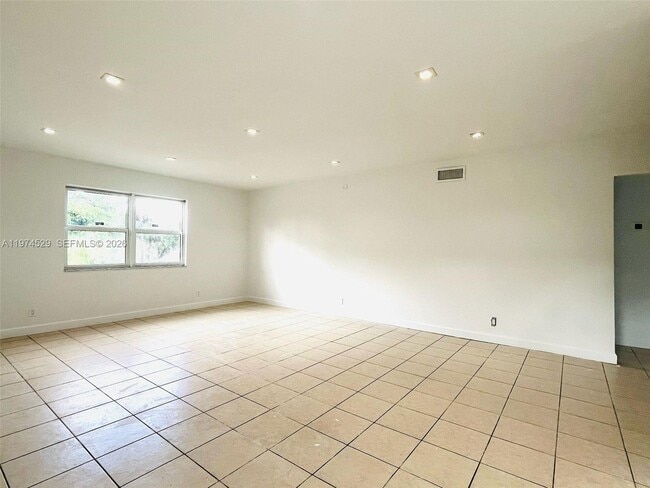 608 SW 16th Ave in Fort Lauderdale, FL - Foto de edificio - Building Photo