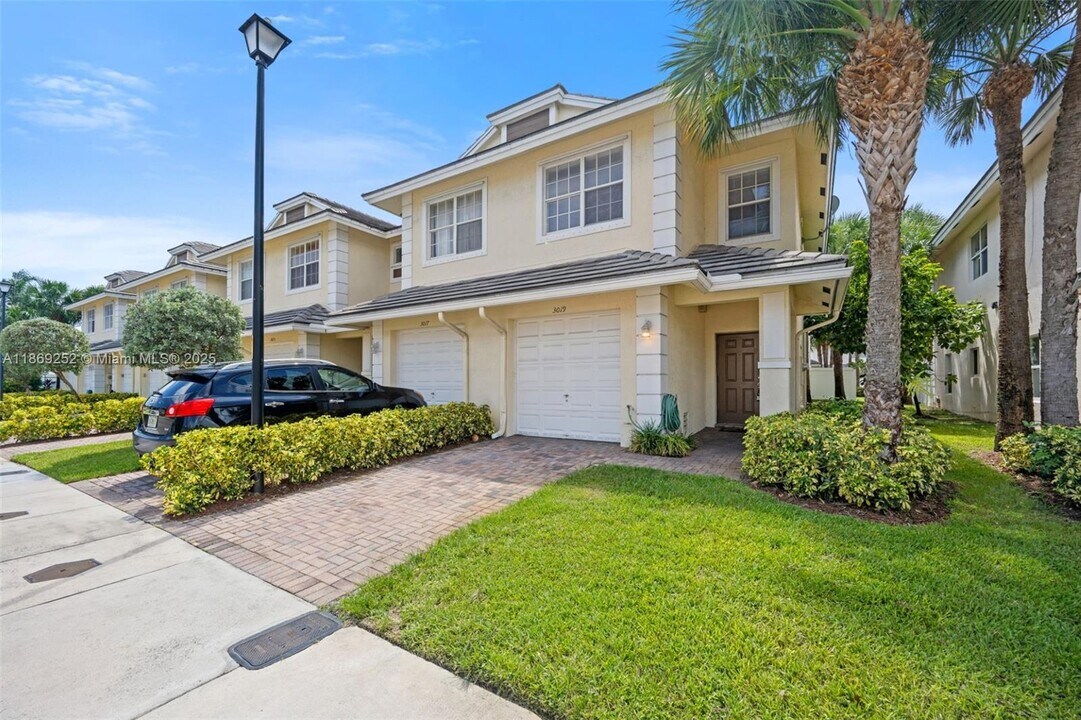 3019 NW 30th Ave in Lauderdale Lakes, FL - Building Photo
