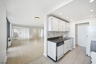 300 Winston Dr in Cliffside Park, NJ - Building Photo - Building Photo