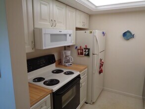5527 NE Gulfstream Way in Stuart, FL - Building Photo - Building Photo