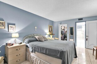 711 Lori Dr in Palm Springs, FL - Building Photo