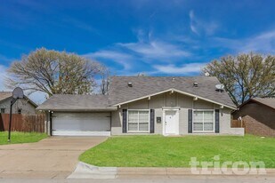 606 Shelmar Dr, Unit 301 in Euless, TX - Building Photo