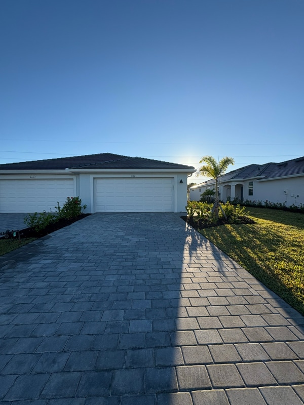 8061 Shr Lk Dr in Englewood, FL - Building Photo - Building Photo