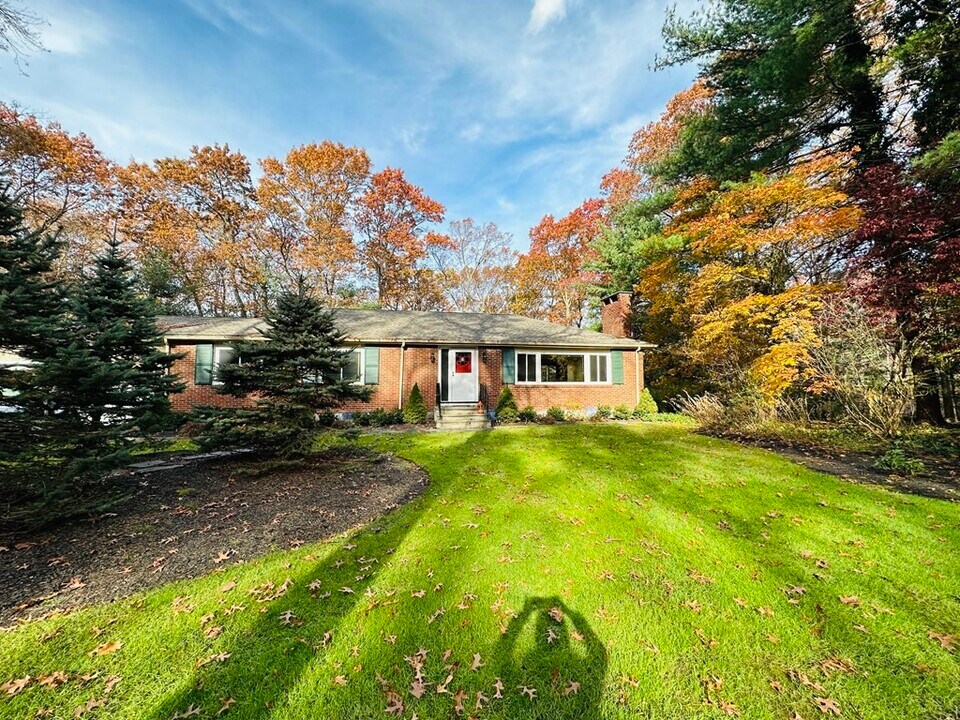 5 Crest Dr W in Dover, MA - Building Photo