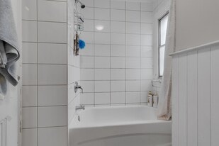 75 Rideau St in Kingston, ON - Building Photo