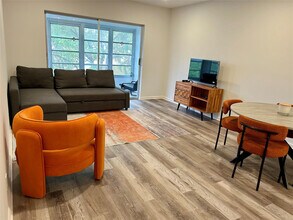 2151 NE 68th St in Fort Lauderdale, FL - Foto de edificio - Building Photo