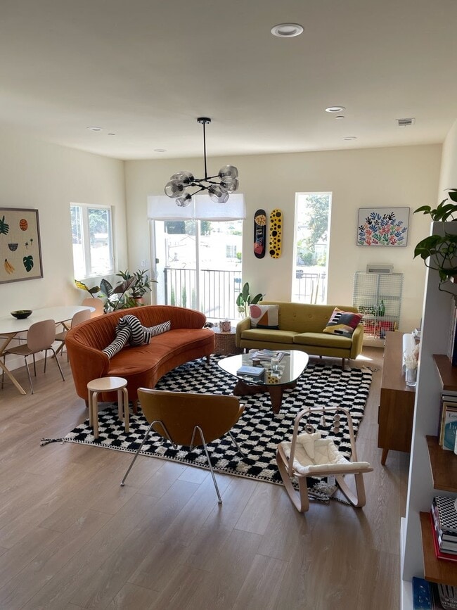 2406 S Dunsmuir Ave, Unit 2406 HALF in Los Angeles, CA - Building Photo - Building Photo