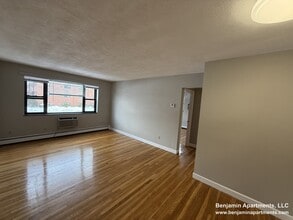 268 Grove St, Unit 10 in Auburndale, MA - Foto de edificio - Building Photo