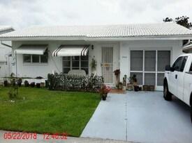 8601 NW 59th St in Tamarac, FL - Building Photo
