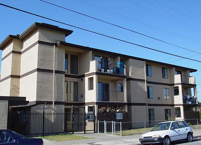 1300 Costa Ave in Richmond, CA - Foto de edificio - Building Photo