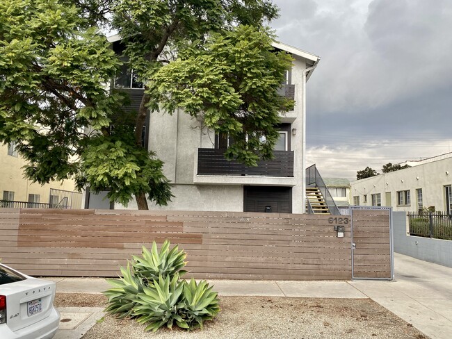 6123 Eleanor Ave, Unit 204 in Los Angeles, CA - Building Photo - Building Photo