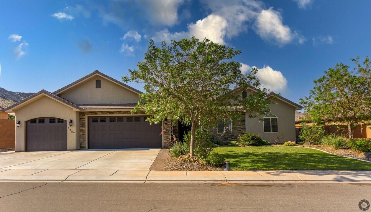 3257 W 2610 S in Hurricane, UT - Building Photo