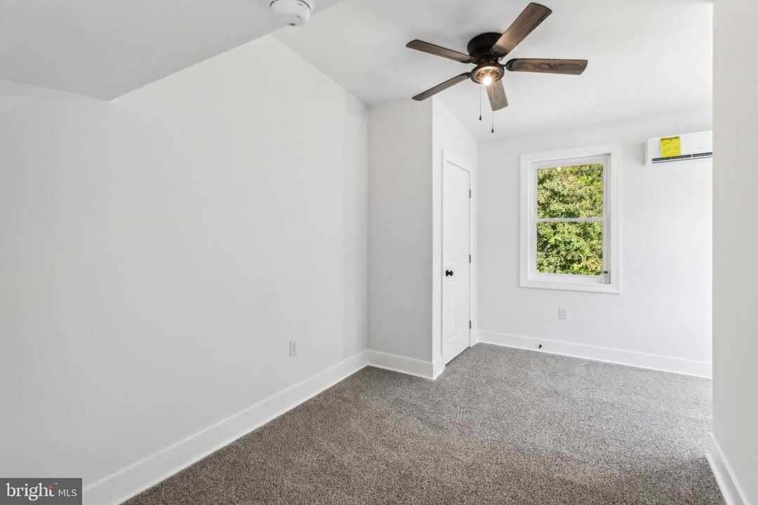 1306 W Rene Ave in Egg Harbor City, NJ - Foto de edificio