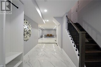 92 Nashville Cir in Hamilton, ON - Building Photo - Building Photo