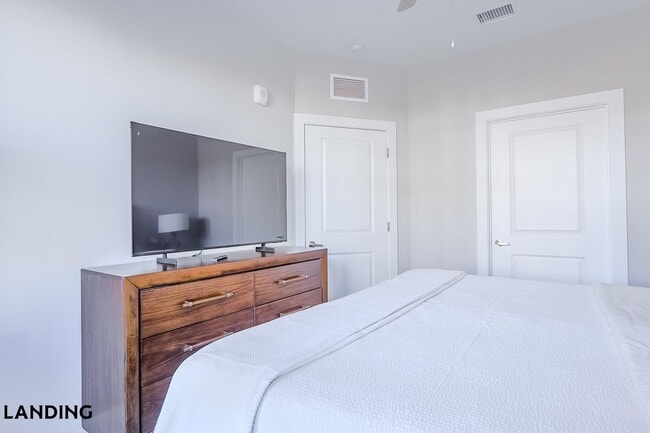 2361 Commerce Park Dr NE, Unit 2103 in Palm Bay, FL - Foto de edificio - Building Photo