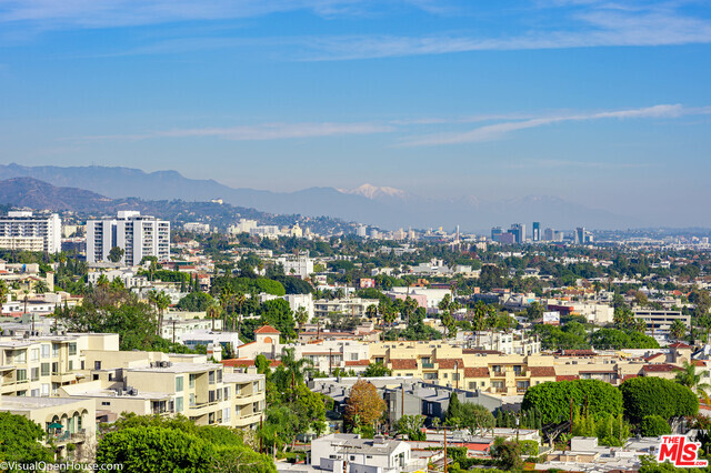 838 N Doheny Dr in West Hollywood, CA - Foto de edificio