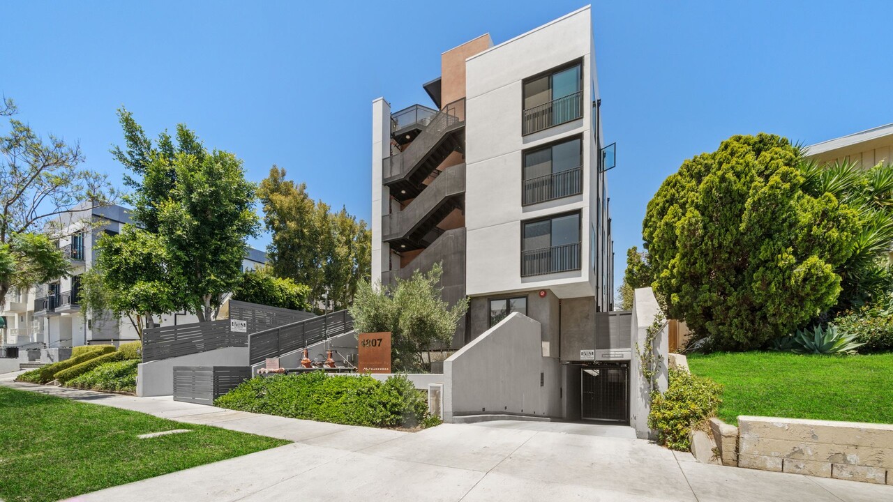 Elmwood Row in Los Angeles, CA - Foto de edificio