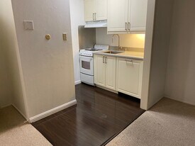 4 Captain Dr, Unit 316 in Emeryville, CA - Building Photo
