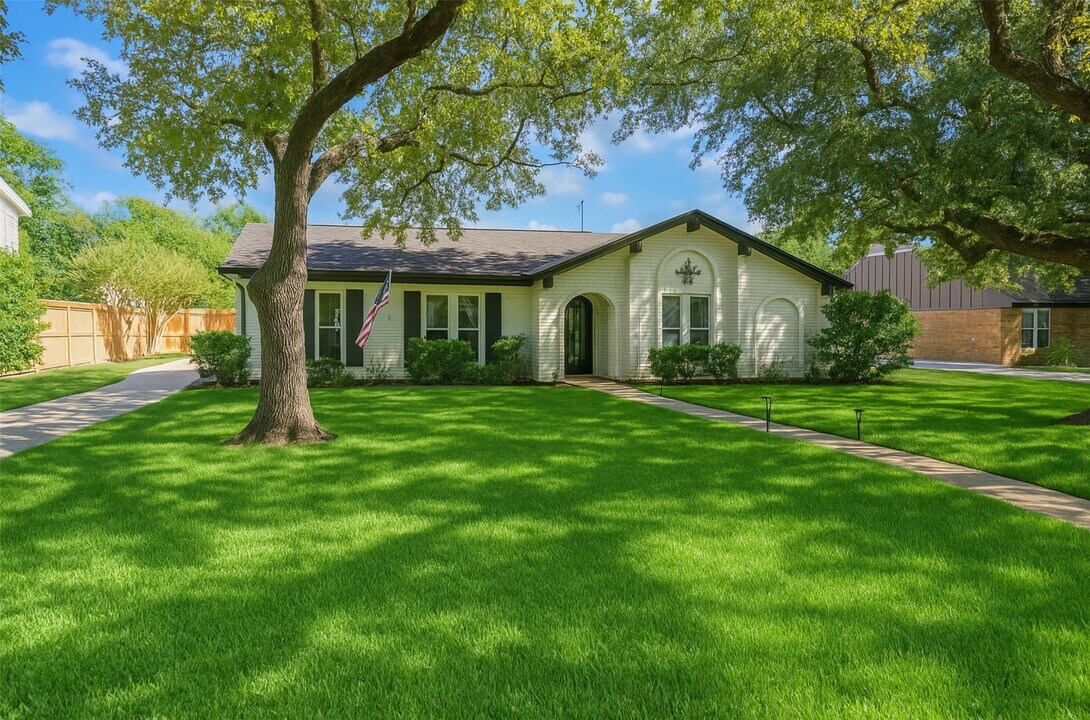 13418 Paradise Valley Dr in Houston, TX - Foto de edificio