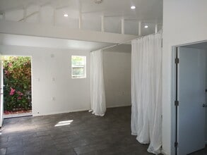 6661 Enfield Ave in Reseda, CA - Foto de edificio - Building Photo