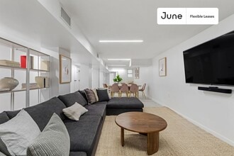 Adorable ROOM at The Monroe House, Unit 1 in New York, NY - Foto de edificio - Building Photo