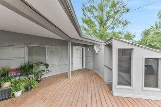 6305 Deerwood Rd in Houston, TX - Building Photo - Building Photo
