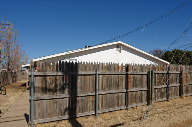 1609 44th St in Lubbock, TX - Foto de edificio - Building Photo