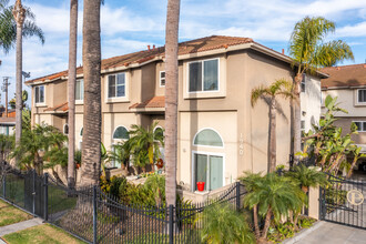 Palermo Townhouse in Costa Mesa, CA - Foto de edificio - Primary Photo