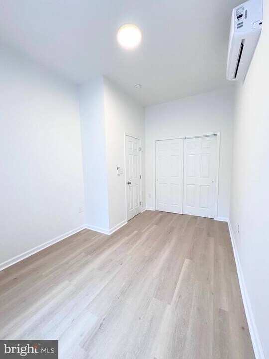 319 E Lehigh Ave in Philadelphia, PA - Building Photo