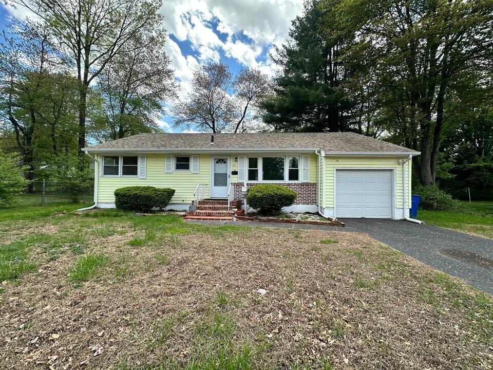 65 Jackson Rd in Bloomfield, CT - Building Photo