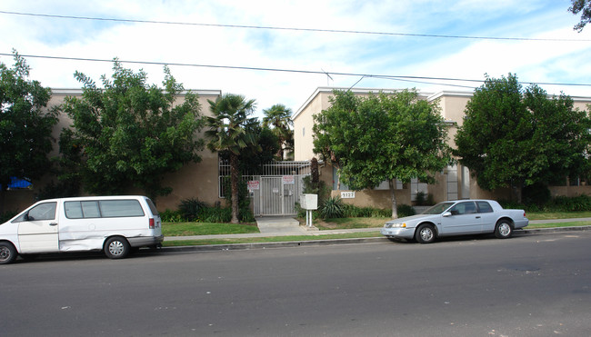 9127 Cedros Ave in Panorama City, CA - Foto de edificio - Building Photo