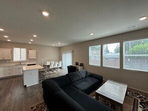 930 Bradley St NE in Lacey, WA - Building Photo - Building Photo