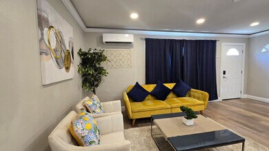 1059 Gillespie Dr in Spring Valley, CA - Foto de edificio - Building Photo