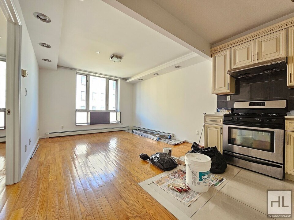 82-20 Britton Ave in Queens, NY - Building Photo