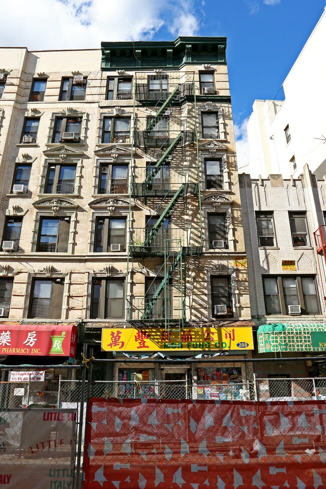 208 Grand St in New York, NY - Building Photo - Building Photo