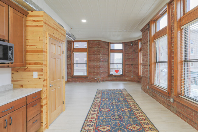 218 N Center St in Bloomington, IL - Building Photo - Interior Photo