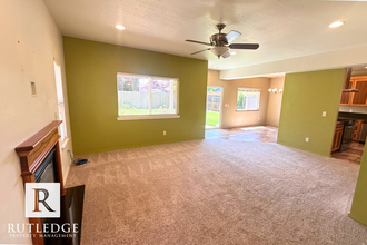 2337 Dahlia Way in Medford, OR - Building Photo - Building Photo