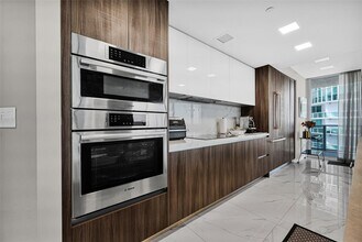 488 NE 18th St, Unit 815 in Miami, FL - Building Photo - Building Photo
