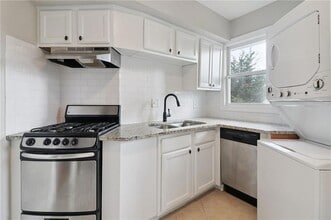 2477 N Decatur Rd, Unit B4 in Decatur, GA - Foto de edificio - Building Photo