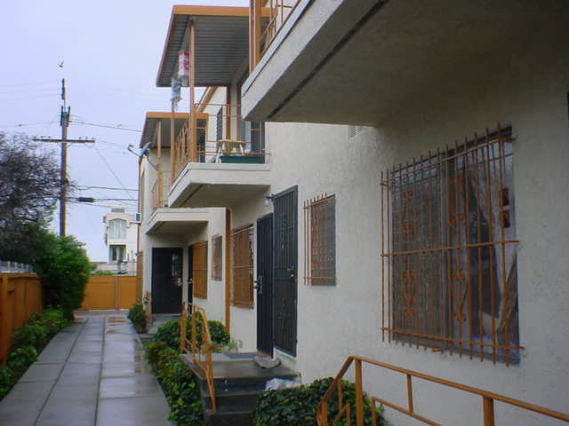 213 N Alexandria Ave in Los Angeles, CA - Foto de edificio - Building Photo