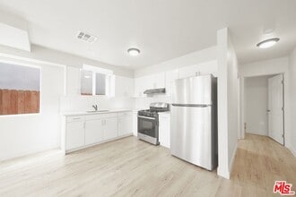 737 E 82nd St in Los Angeles, CA - Building Photo - Building Photo