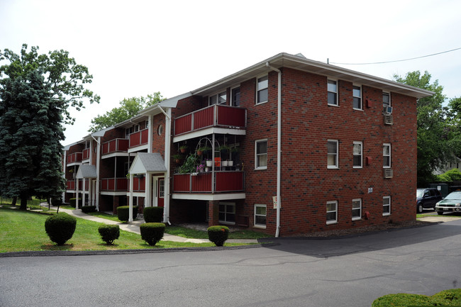 Rose Garden Apartments in Nyack, NY - Foto de edificio - Building Photo