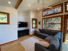 180 NE Wauna Ave in White Salmon, WA - Building Photo